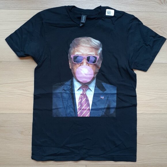 New Small Trump Pink Bubble Gum and Sunglasses Black T-Shirt - Picture 4 of 4